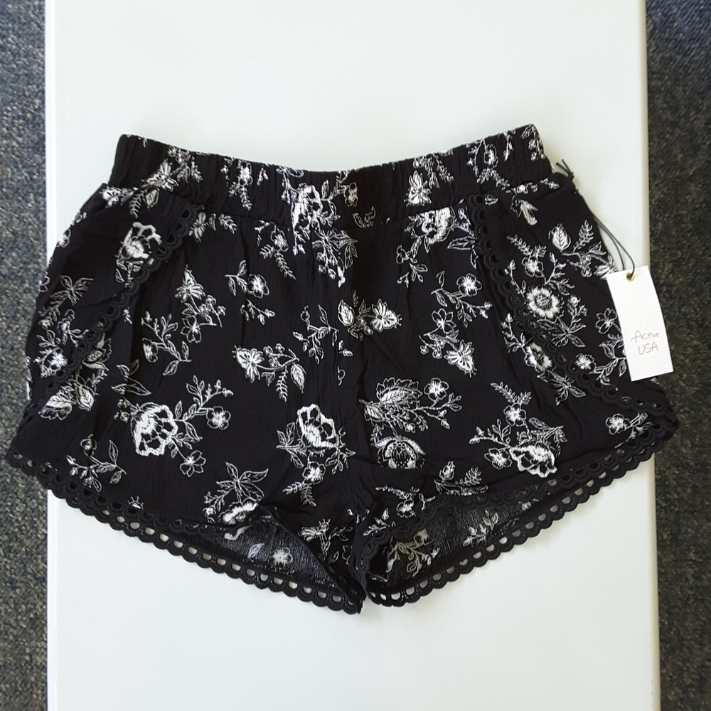 LAST 1! Black floral tulip hem shorts - Picture 5 of 7